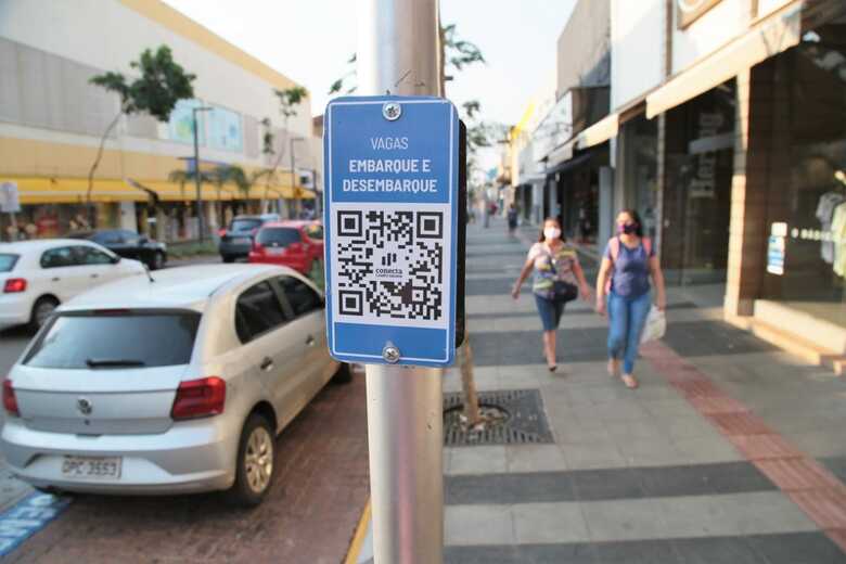 Para localizar as vagas basta colocar a câmera do celular no QR Code disponibilizado