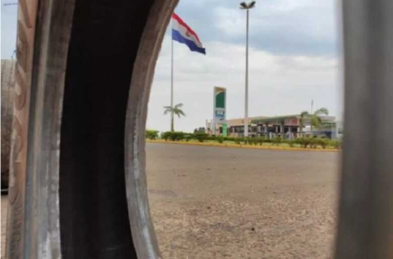 Homens do Ex&eacute;rcito fecham a fronteira com o Mato Grosso do Sul com pneus e arames