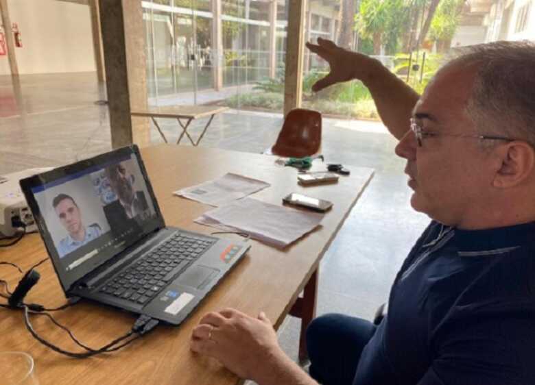 O adido do Mapa, Marcel Moreira, em vídeo-conferência com o presidente do SRCG, Alessandro Coelho
