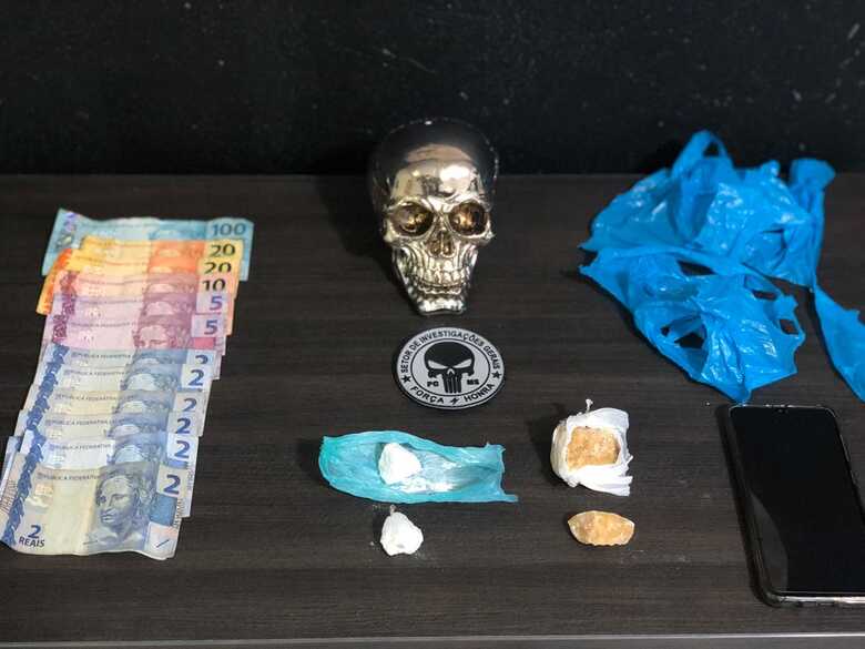 No local foram encontrados duas por&ccedil;&otilde;es de coca&iacute;na (12 g) e duas por&ccedil;&otilde;es de pasta base de coca&iacute;na (33 g) prontas para venda.