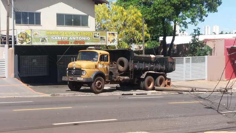 Caminhão perde freio e bate de frente com poste de luz na Avenida Euler de Azevedo.