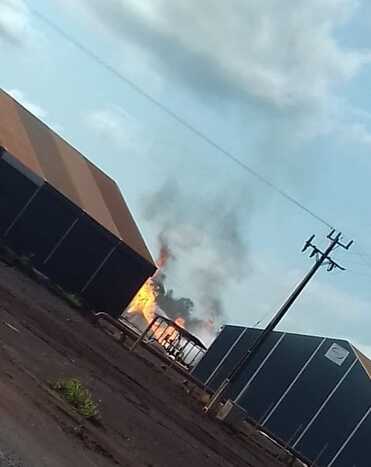 Brigadista de incêndio e bombeiros, estão no local tentando conter o fogo