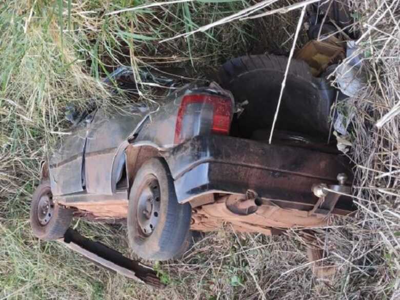 O acidente teria acontecido após o motorista perder o controle do carro durante uma curva, saindo para a margem da rodovia
