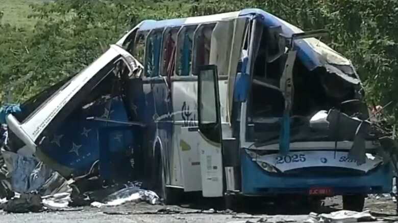 O ônibus teria tentado ultrapassar outro veículo quando bateu de frente com o caminhão em uma rodovia de São Paulo