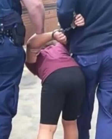 Após ser algemada, a menina foi fortemente sedada e levada para um hospital