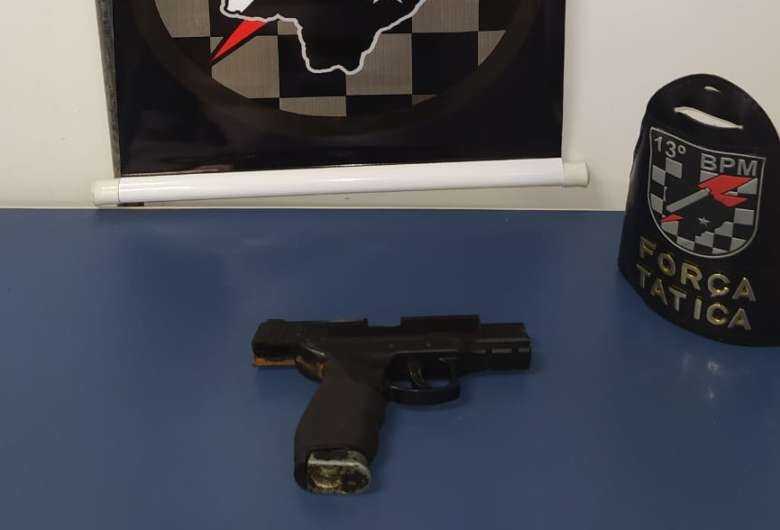 Ele estava com uma arma de Airsoft de modelo idêntico a arma de fogo tipo pistola Taurus 24/7
