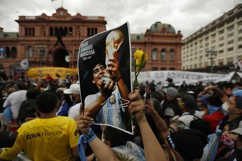 Argentinos se despedem de Maradona na Casa Rosada