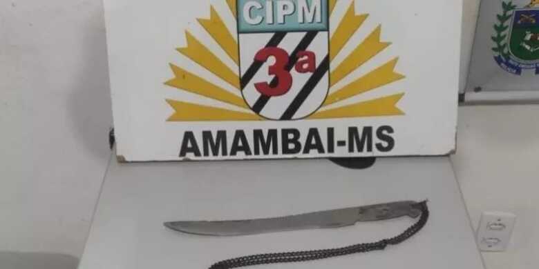 Ind&iacute;gena amea&ccedil;a policiais com fac&atilde;o e &eacute; atingido por bala de borracha