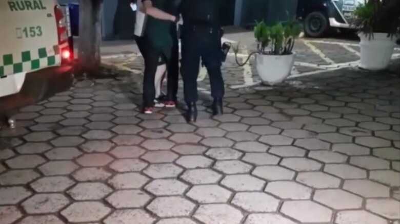 Vítima precisou ser amparada por familiares ao chegar a delegacia
