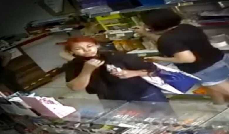 Em imagens de câmera de segurança, é possível ver ela cuspindo em clientes e funcionários da loja
