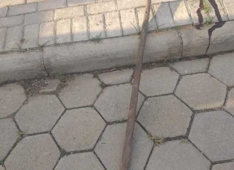 Peda&ccedil;o de madeira utilizado pela mulher