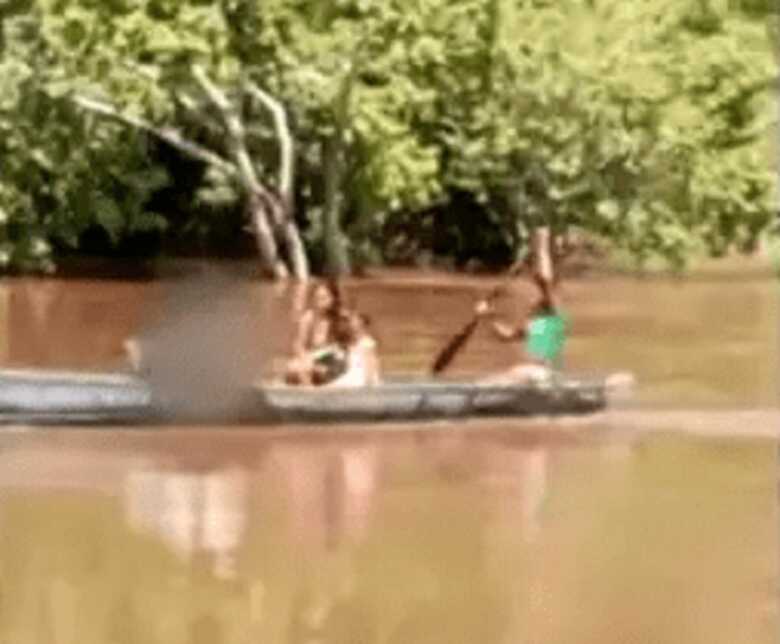 Pai carrega corpo de filho morto em canoa por falta de ponte na cidade