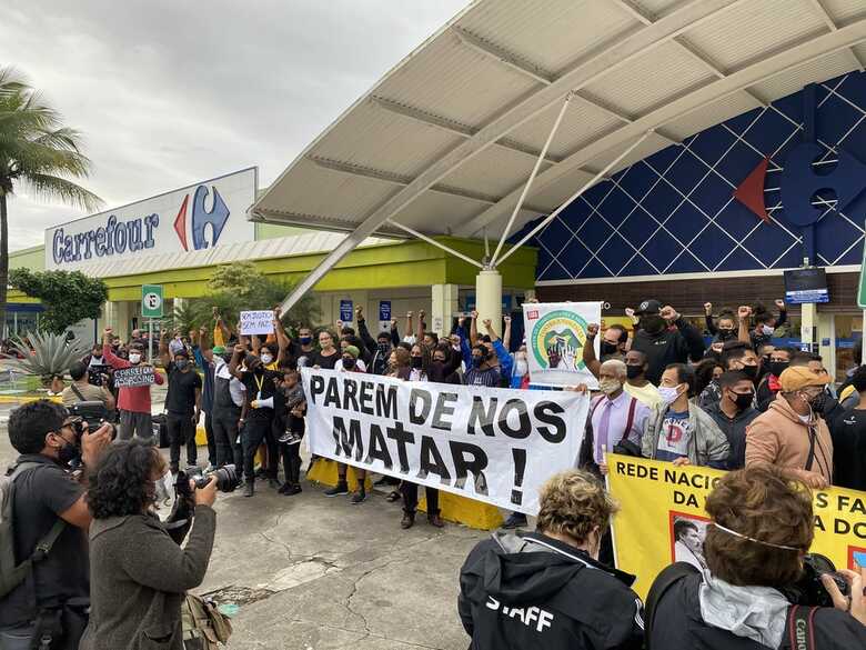 Protesto em frente ao Carrefour no Rio de Janeiro após a morte de homem negro em Porto Alegre