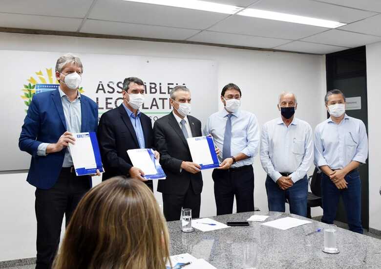 Secretários Jaime Verruck, Eduardo Riedel o deputado Paulo Corrêa, Alfredo Zanlutti (Associações Comerciais) e o presidente da Famasul, Maurício Saito
