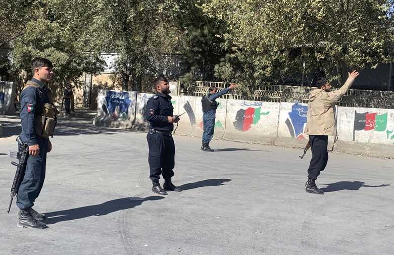 Policiais afegãos chegam á Universidade de Cabul, onde um ataque deixou mortos e feridos nesta segunda-feira (2)