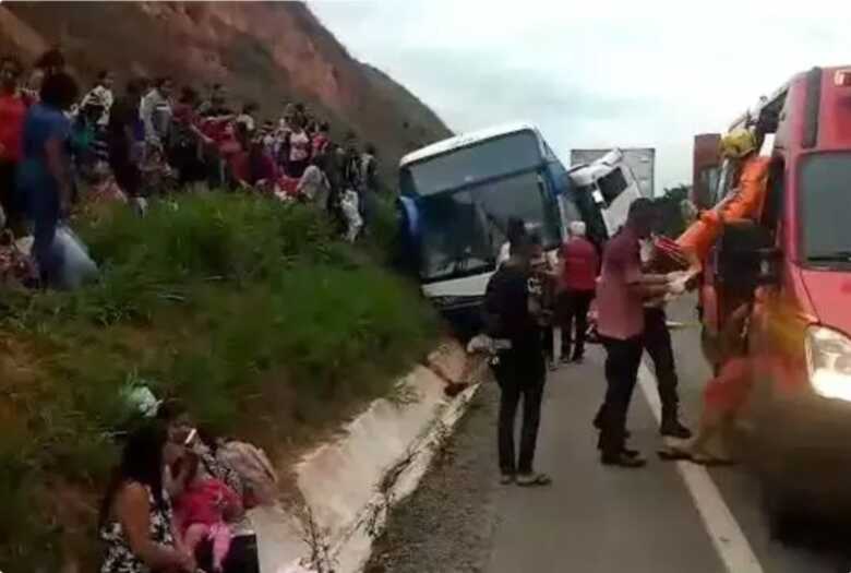 Quarenta e oito pessoas viajavam no &ocirc;nibus no momento do acidente