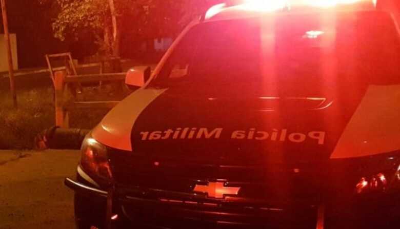 Um dos militares efetuou um disparo na perna do bandido para que ele cessasse a agress&atilde;o