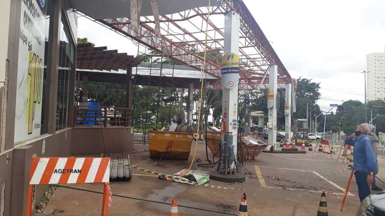 No local, dois homens est&atilde;o retirando parte do teto e forro que ficou no local, e aos poucos v&atilde;o retirar os ferros que ficaram destorcidos ap&oacute;s o vendaval