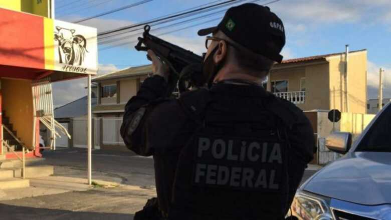 Ao todo, são cumpridos 22 mandados de prisão preventiva e 28 de busca e apreensão