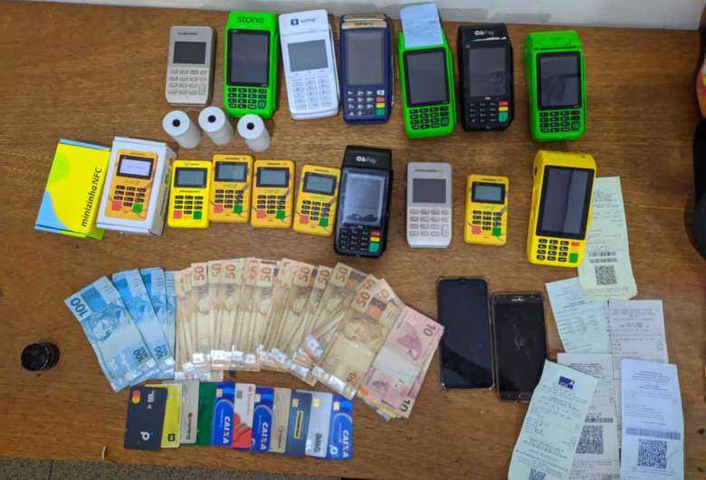 Dentro do ve&iacute;culo os agentes acabaram encontrando 15 m&aacute;quinas de diversas operadoras de cart&otilde;es e R$ 2.601