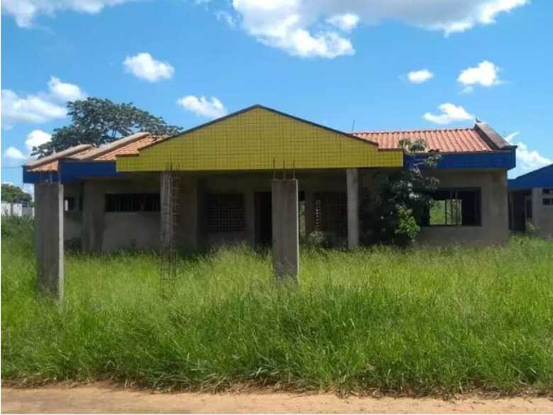 Escola com obra inacabada no bairro S&atilde;o Conrado