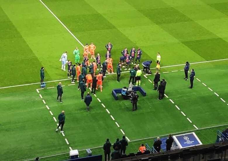 &ldquo;Aquele cara preto&rdquo;, frase racista de &aacute;rbitro faz jogares do PSG e do Basaksehir abandonarem o campo