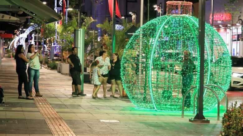 Iluminação de Natal é ativada em diversos pontos da Capital