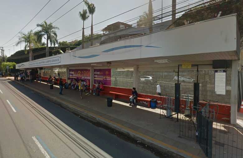 Passageiros ficam “na rua” e relatam que ônibus não passou na hora