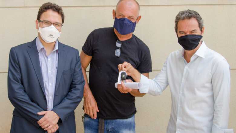 Secret&aacute;rio Pedro Pedrossian Neto, ganhador do carro, Elvio Lapisnski e o prefeito Marquinhos Trad