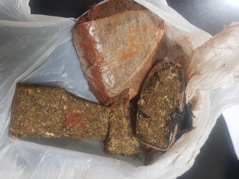 Por&ccedil;&otilde;es de maconha que seriam arremessadas em pres&iacute;dio &eacute; aprendida