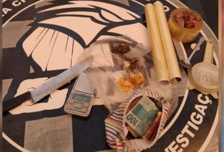 Ap&oacute;s agredir namorada menor de idade, homem &eacute; preso por suspeita de tr&aacute;fico de drogas