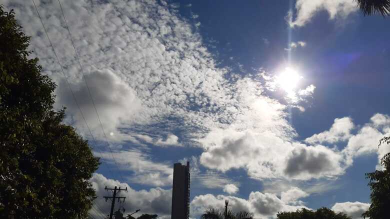 C&eacute;u parcialmente nublado pela manh&atilde; na capital