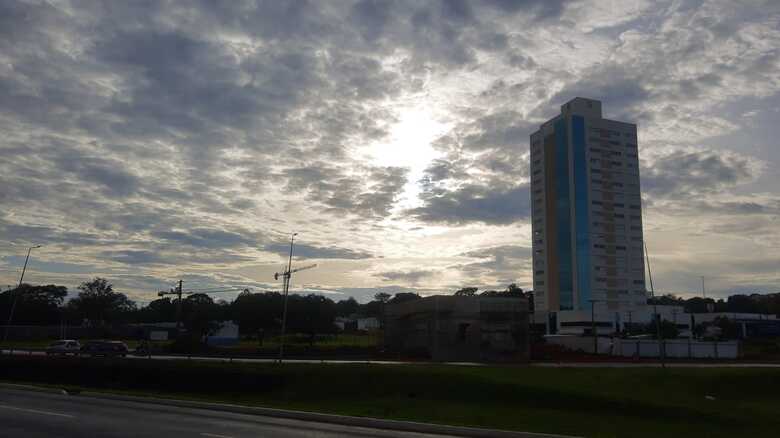Sol entre nuvens em Campo Grande