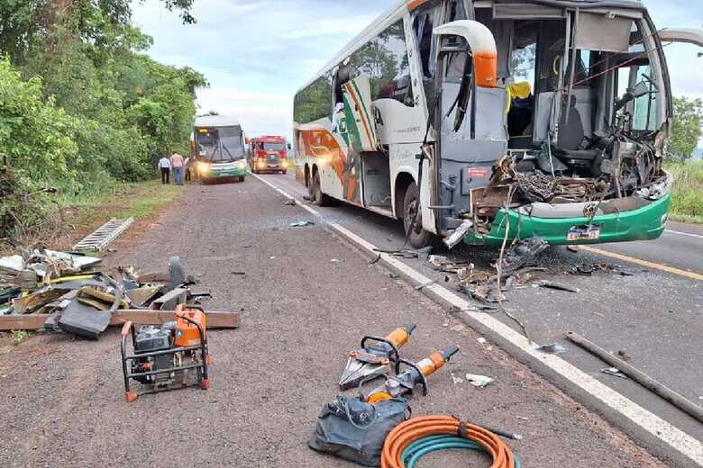 Ônibus ficou bastante destruído com o acidente