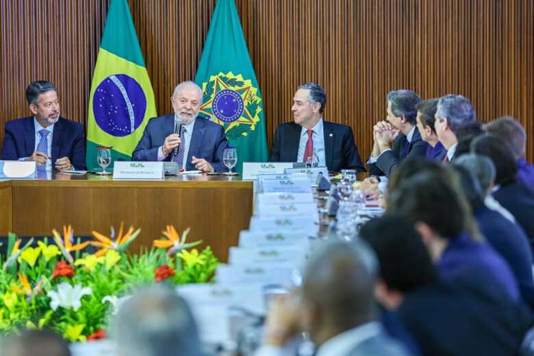 Presidente Lula ao lado dos presidentes da Câmara dos Deputados, Arthur Lira, do Supremo Tribunal Federal (STF), Roberto Barroso, do Banco Central, Roberto Campos Neto, além de ministros, ministras e outras autoridades