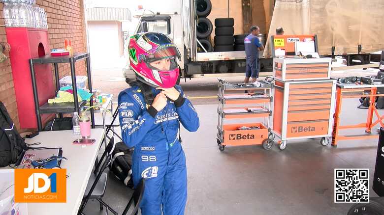 Cecília Rabelo, de 15 anos, começou aos 13 anos no Kart, incentivada pelo pai.