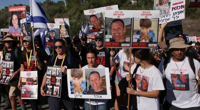 Familiares, amigos de israelenses reféns protestam em Latrun, Israel 