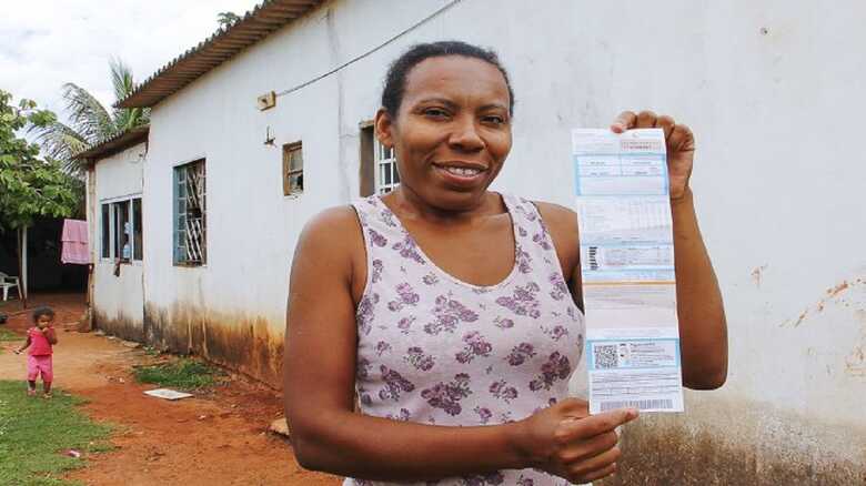 Dona Elizangela com a conta de energia zerada paga pelo governo de MS