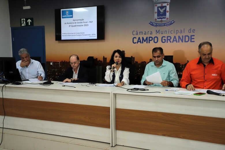 Secretária Márcia Helena Hokama apresenta dados das contas públicas de Campo Grande à Comissão de Finanças da Câmara Municipal 