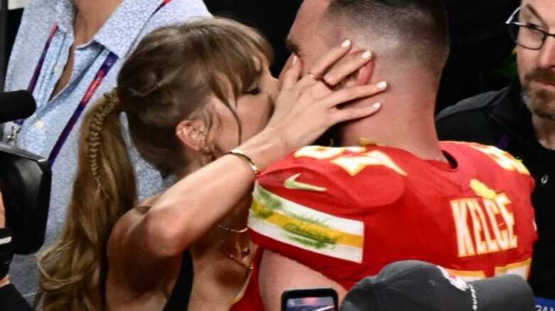 Taylor Swift e Kelce comemoram a vitória dos Chiefs