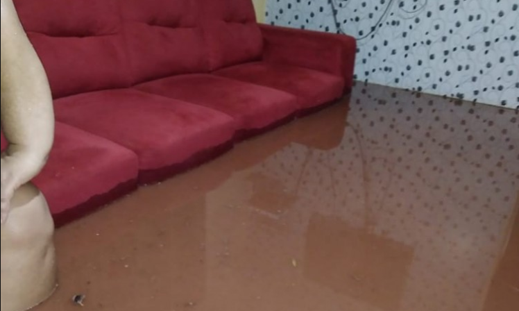 A sala da casa ficou tomada pela água