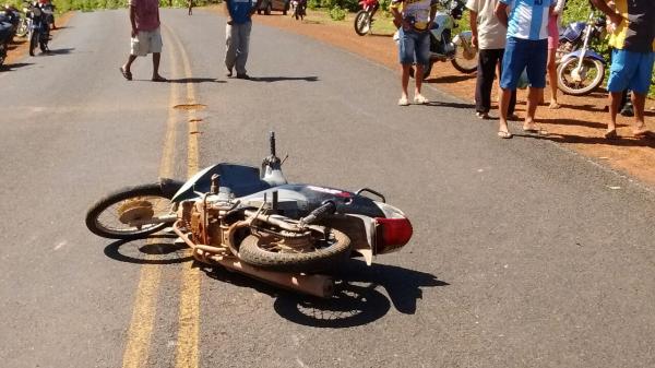 mulher morre após cair da garupa da moto e bater a cabeça no asfalto