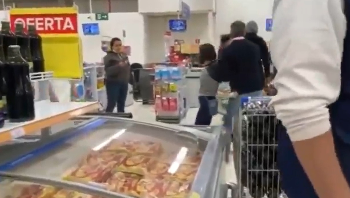 Vídeo: mulher surta dentro do Carrefour, quebra garrafas e agride  funcionário - JD1 Notícias