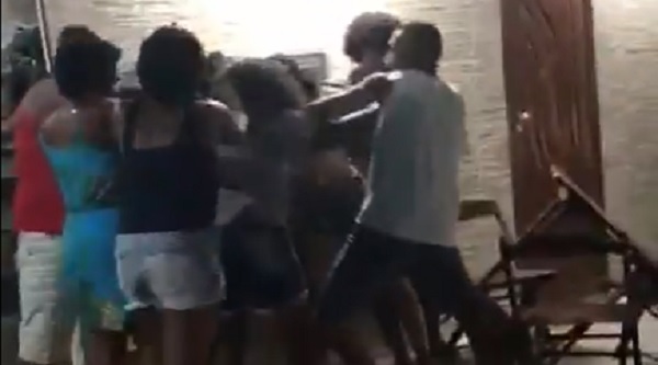 Bêbado tentando brigar em bar
