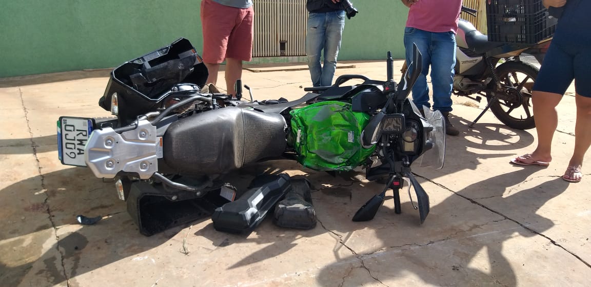 Motocicleta destruída com a batida 