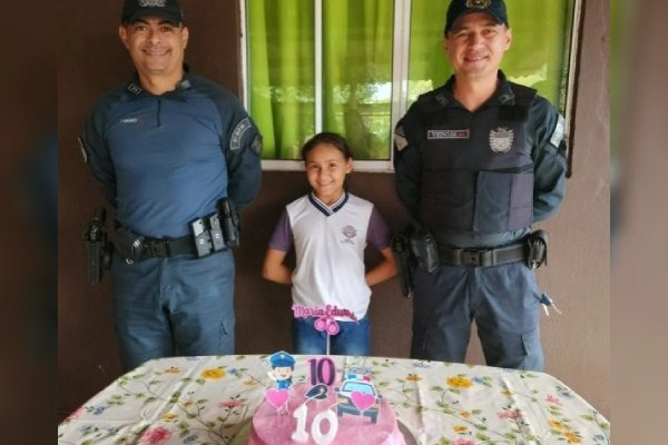 Menina de 10 anos recebe visita de policiais militares em seu