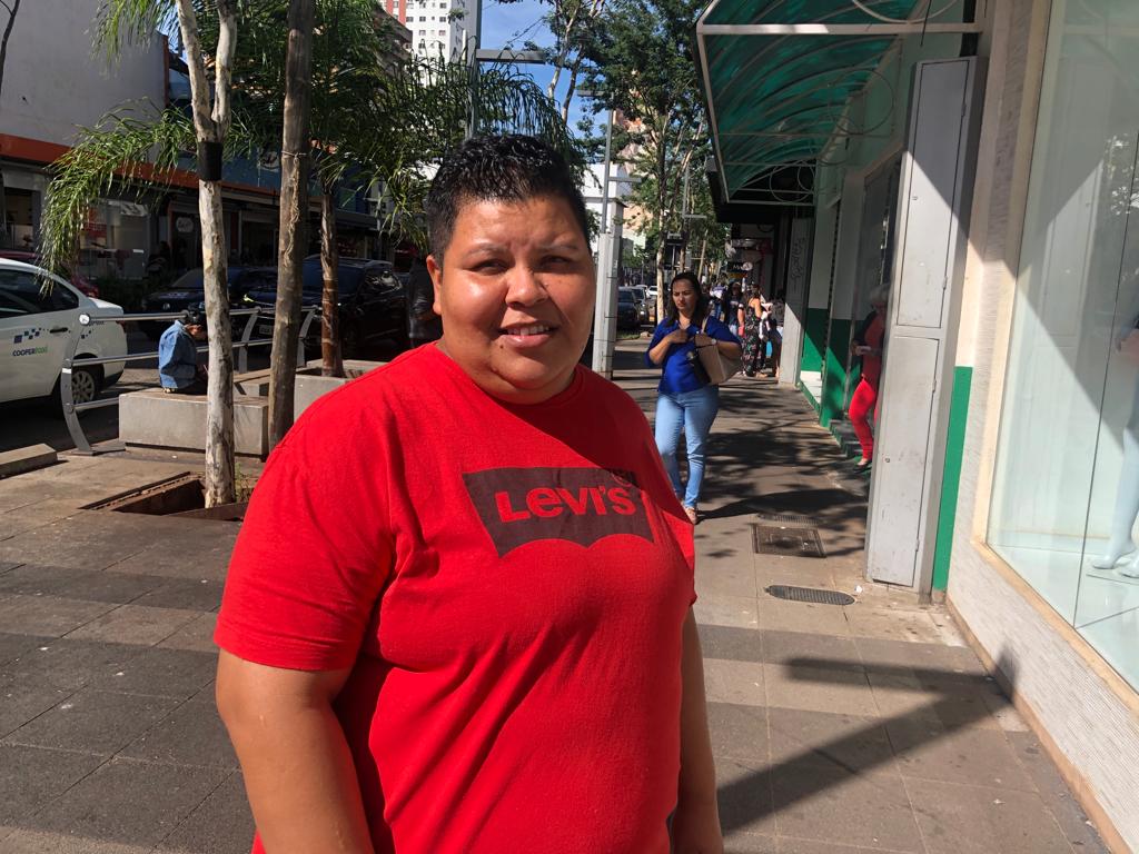 Diana andando no centro da Cidade em busca de roupas para o filho de três anos.