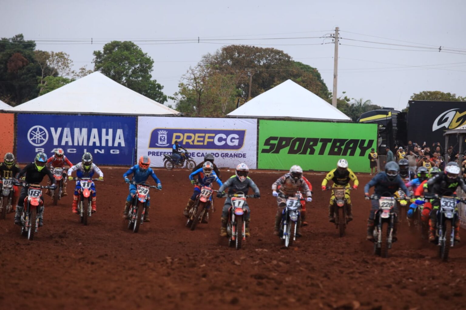 Prova de motocross inaugura pista no Parque de Exposição