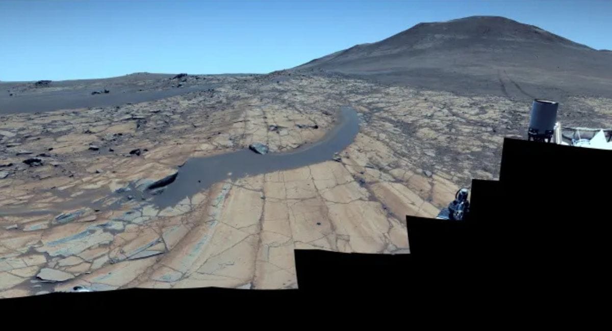 Colinas e pequenas dunas em meio a formacoes rochosas