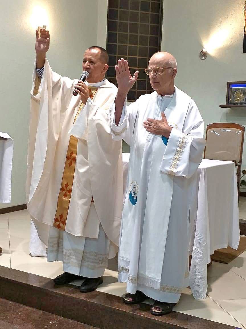 Padre Luciano ao lado do padre atual da paróquia